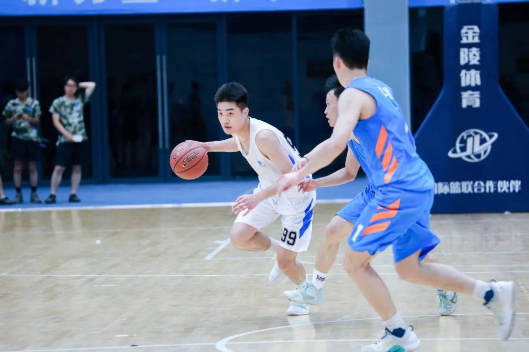 关于足球场上技艺较量，一触即发令人惊艳的信息